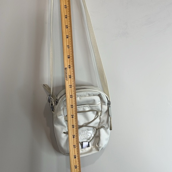The North Face Jester Crossbody Bag TNF White Metallic Mid Grey 2.3lt 2 Way Zip - Picture 10 of 15